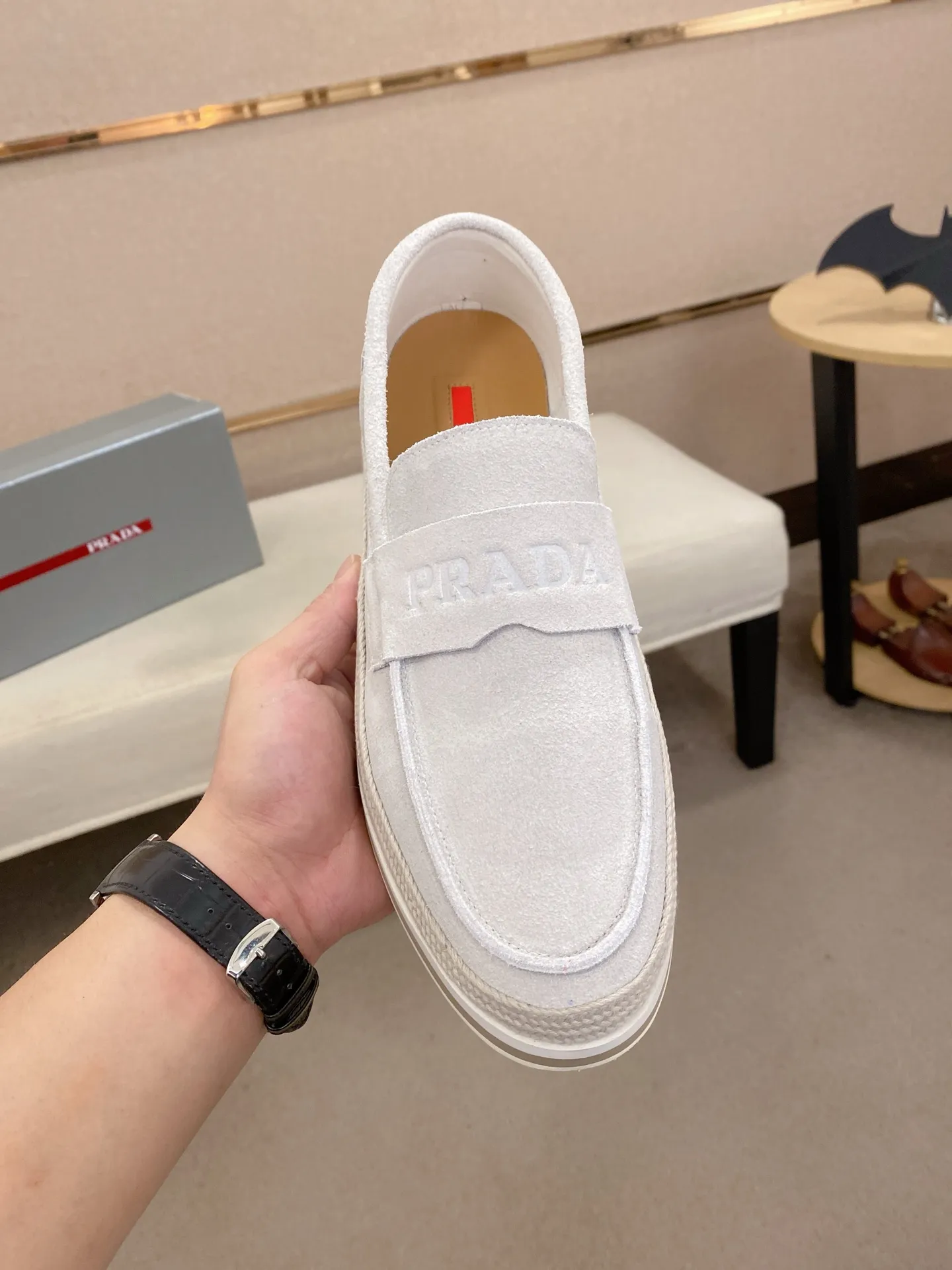 Men's shoes 💰 480💰 ✔️✔️✔️Top high version High-quality new PRADA (Prada) counters are launched at the same time. The new men's shoes and 😘fabrics are purely handmade in Niujing. Lining: Full cowhide lining. 👍🏿High-end☄️Open-molded non-slip rubber outsole, exquisite lines, simple and elegant, comfortable and high-end for leisure travel. Code number: 38-44. Can be customized45